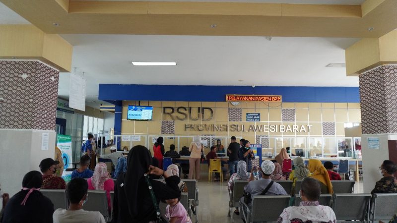 Direktur Menyapa Pengunjung Rsud Provinsi Sulawesi Barat Rsud Sulbar