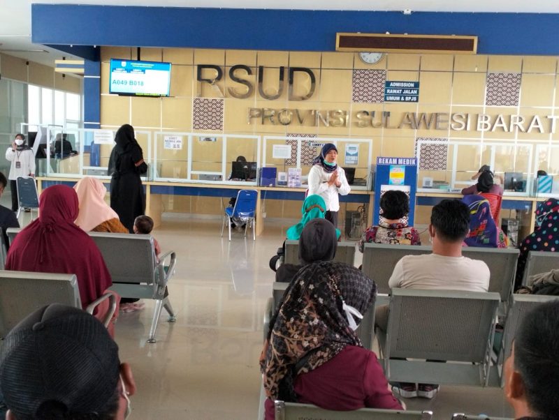 Direktur Menyambut Pengunjung Rsud Provinsi Sulawesi Barat Setelah